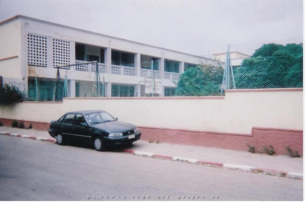 ECOLE MARAVAL COTE DES PETITES CLASSES.JPG